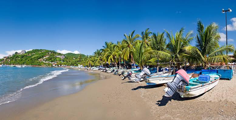 Playa con lanchas en Acapulco