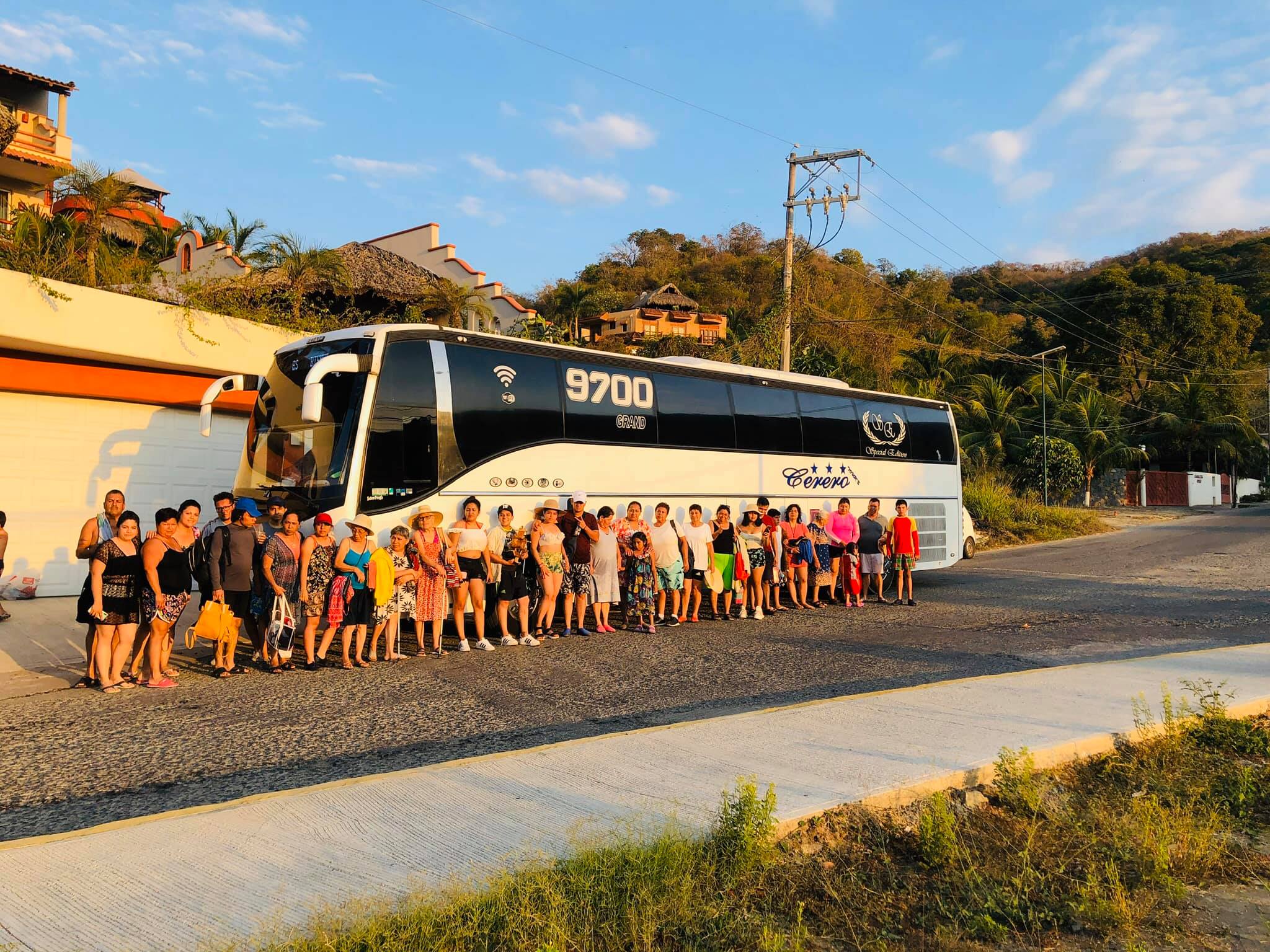 Grupo de viajeros junto a autobús