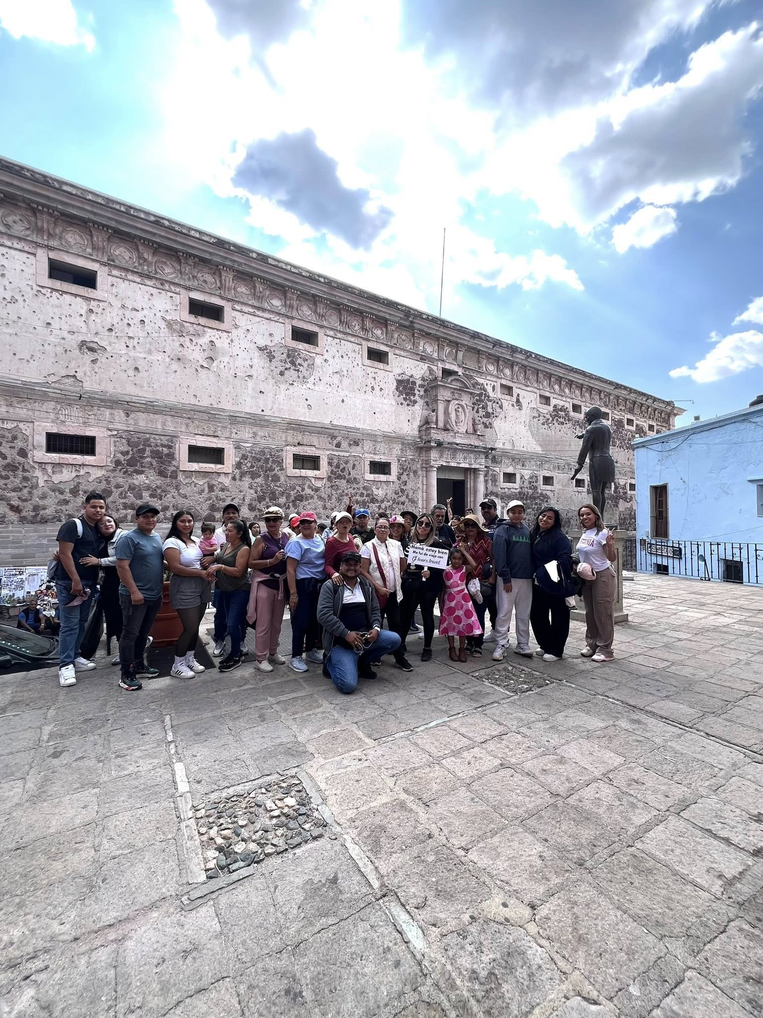Grupo GL Tours en sitio histórico