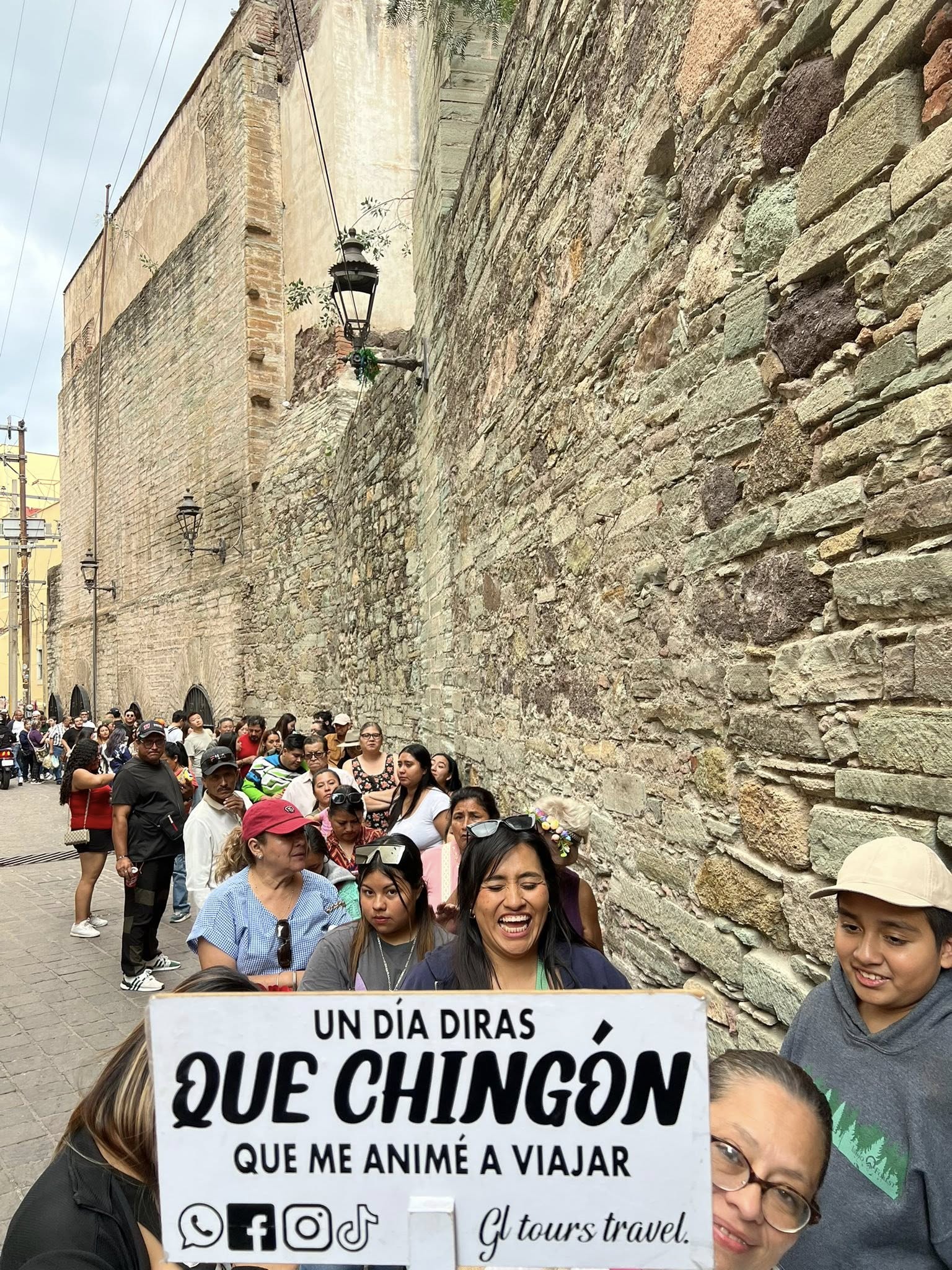Viajeros en calle histórica